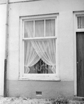 881193 Gezicht op het venster in de voorgevel van het huis Andreasstraat 25 te Utrecht.